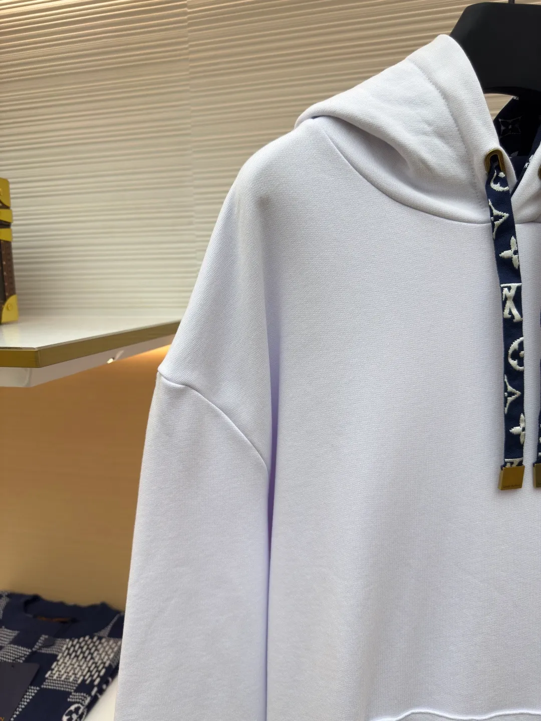 LOUIS VUITTON small logo hooded sweatshirt ●Authentic product: Purchased and developed by 10989 ●Item number: 1680307-A65 ●Fabric: pure cotton fabric ●Technology: jacquard production ●Version: fitted version ●Weight: about 850 grams ●Size: S-M-L-XL ●Description: Using pure cotton yarn for weaving, special weaving and finishing techniques are used. In addition, the production process of scale base fabric is relatively complicated and requires multiple processes to complete. The printing process combines the bright colors of glue printing with the characteristics of high-density elastic materials, allowing the printed pattern to better adapt to the expansion and contraction of the fabric. The hot brick process refers to the technology of fixing hot diamonds on clothing fabrics through high-temperature ironing, adding a unique visual effect. Accurately mark the location of the ironing tile pattern to ensure precision when ironing. Same style for men and women!
